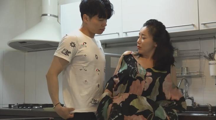 sex liếm l** việt nam Em cứ miệt mài bú mút